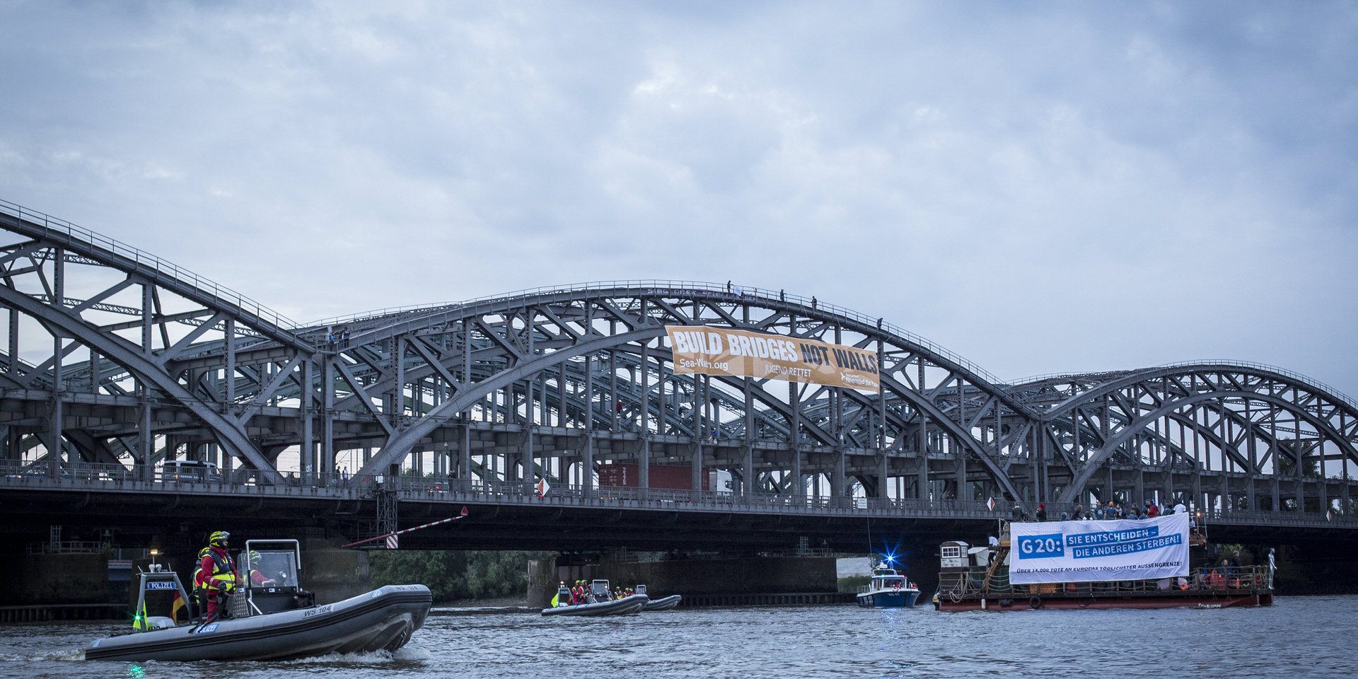 SeaWatch_bridges_Hamburg-2