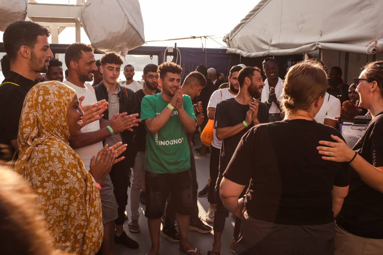 Menschen auf der Sea-Watch 5