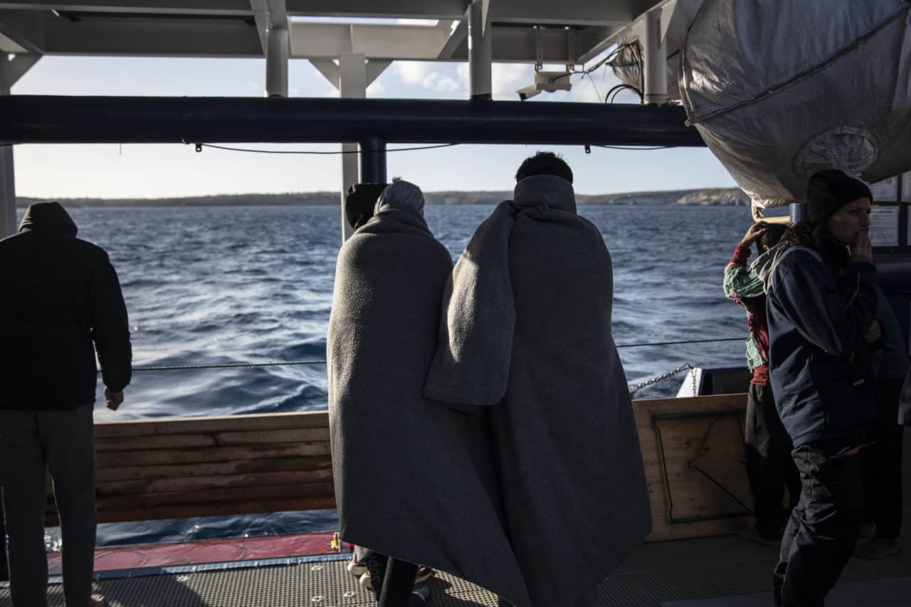 2 people on deck Menschen auf der Sea-Watch 5 schauen raus aufs Meer.